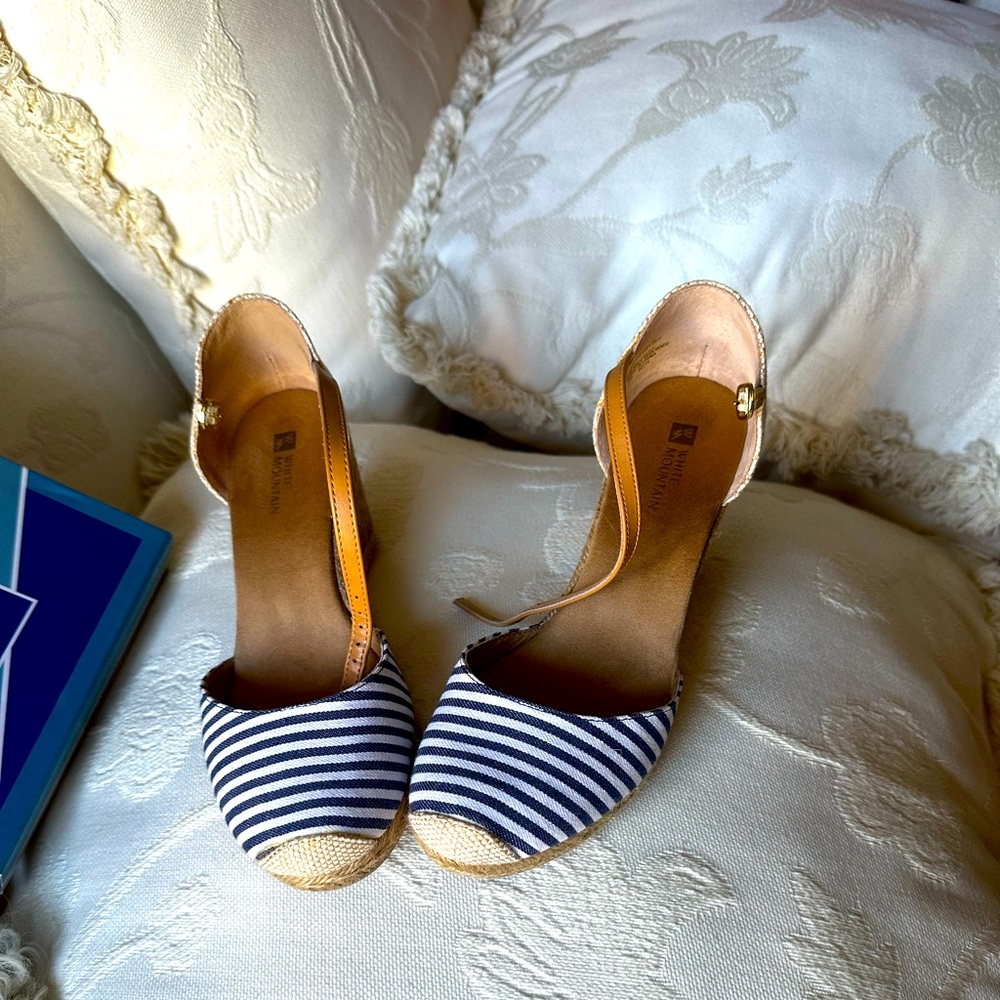 White Mountain Espadrills in Navy and White Stripes Size 8M
